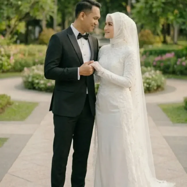 Pasangan Pengantin Taman Tuxedo Hitam Gaun Putih Graphicography pose 5